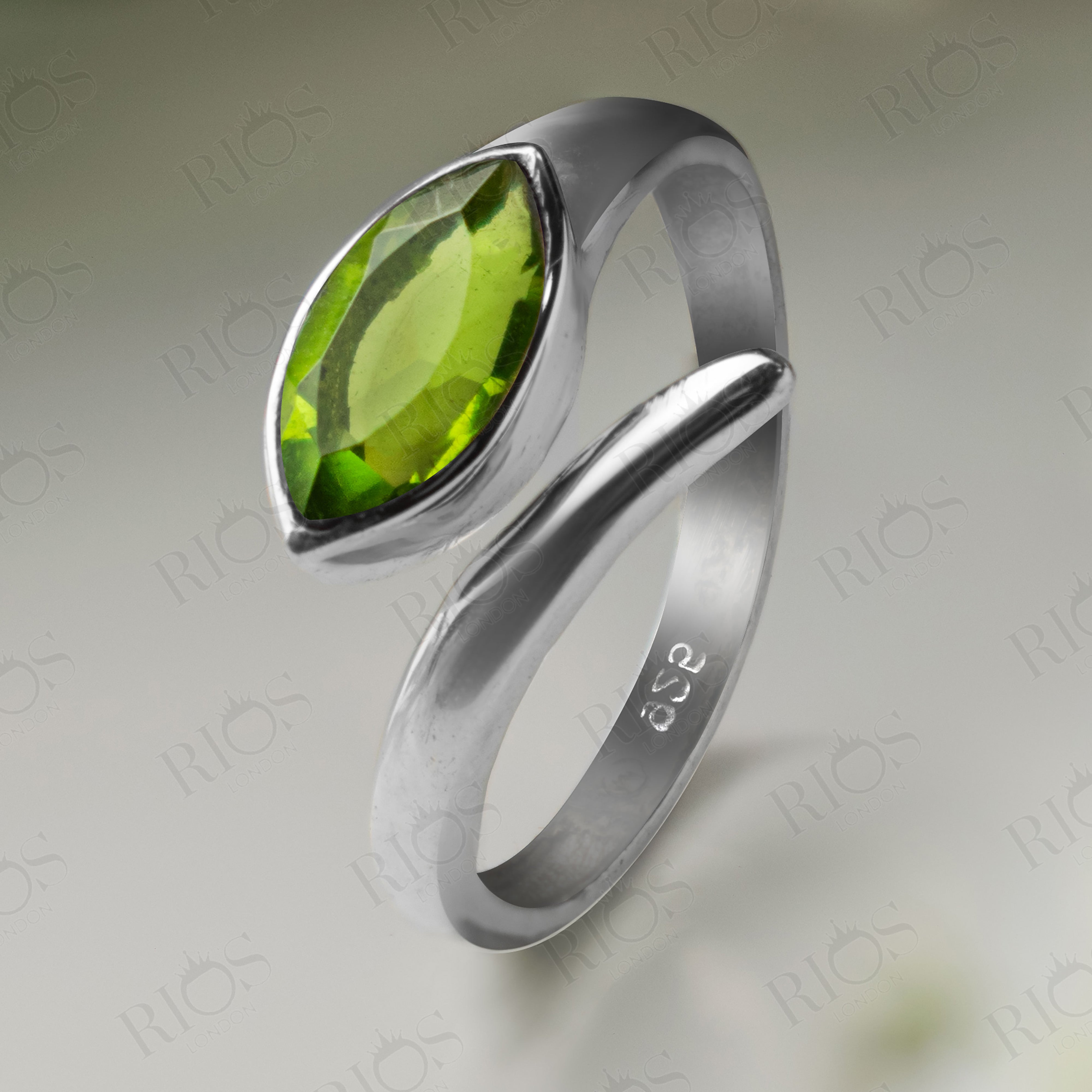 Stunning buy 925 Sterling Silver Peridot Ring